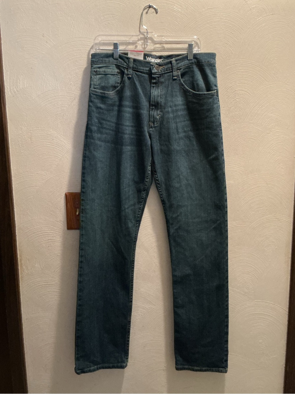 NWT Wrangler Men's Dark Blue Straight-Fit. Jeans. Waist:32”. Inseam: 34”. NEW.